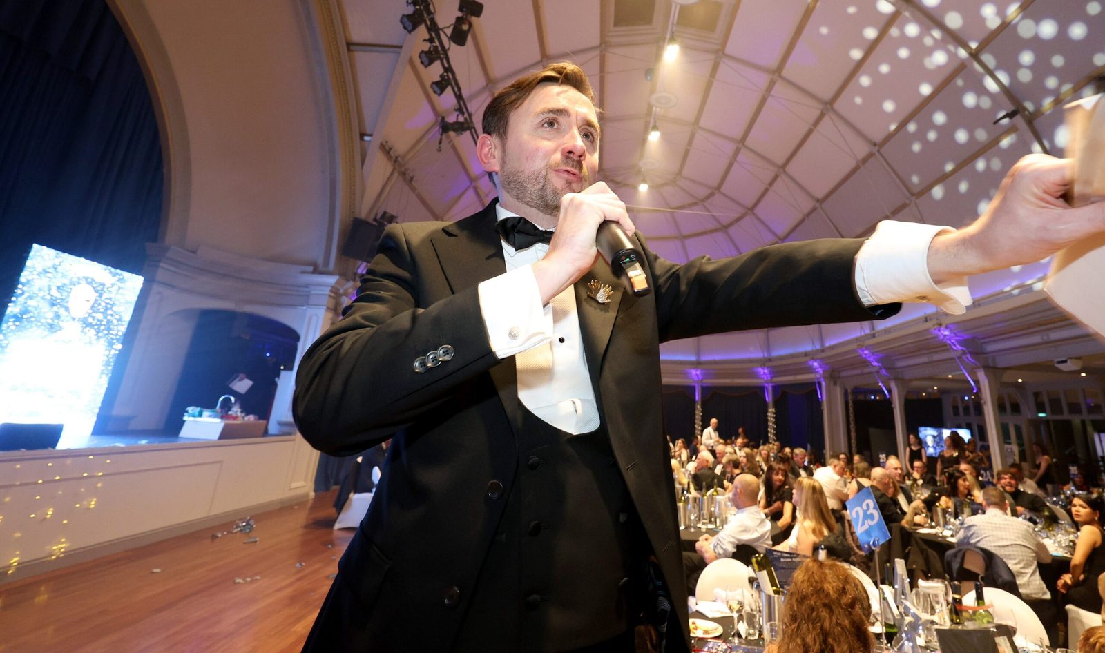 Kevin Durham taking a bid from the floor during a live charity auction Kevin Durham taking a bid from the floor during a live charity auction